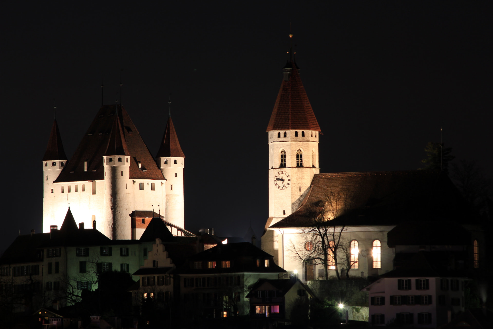 Stadtkirche und Schloss Thun bei Nacht