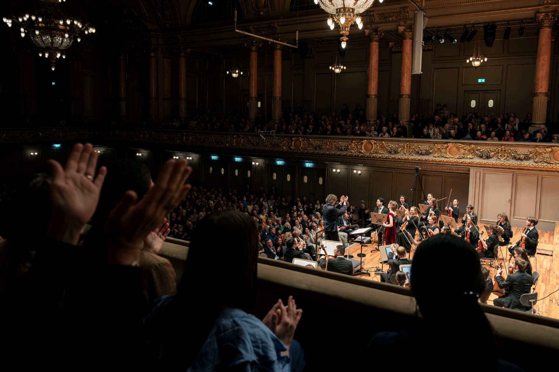 Audience applause in the Grosser Saal of the Tonhalle Zürich