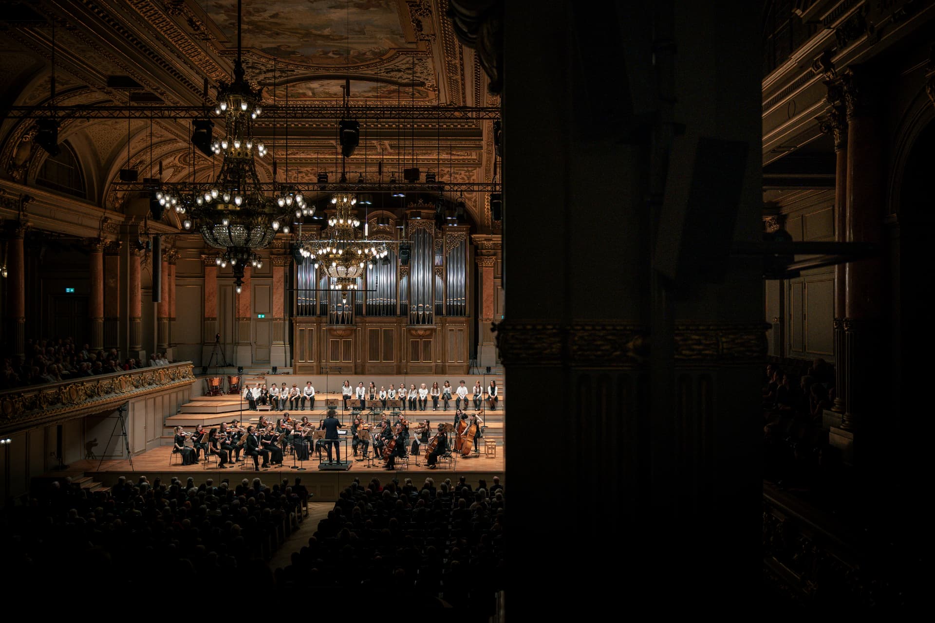 View from the box over the orchestra and children's choir at the Tonhalle Zürich