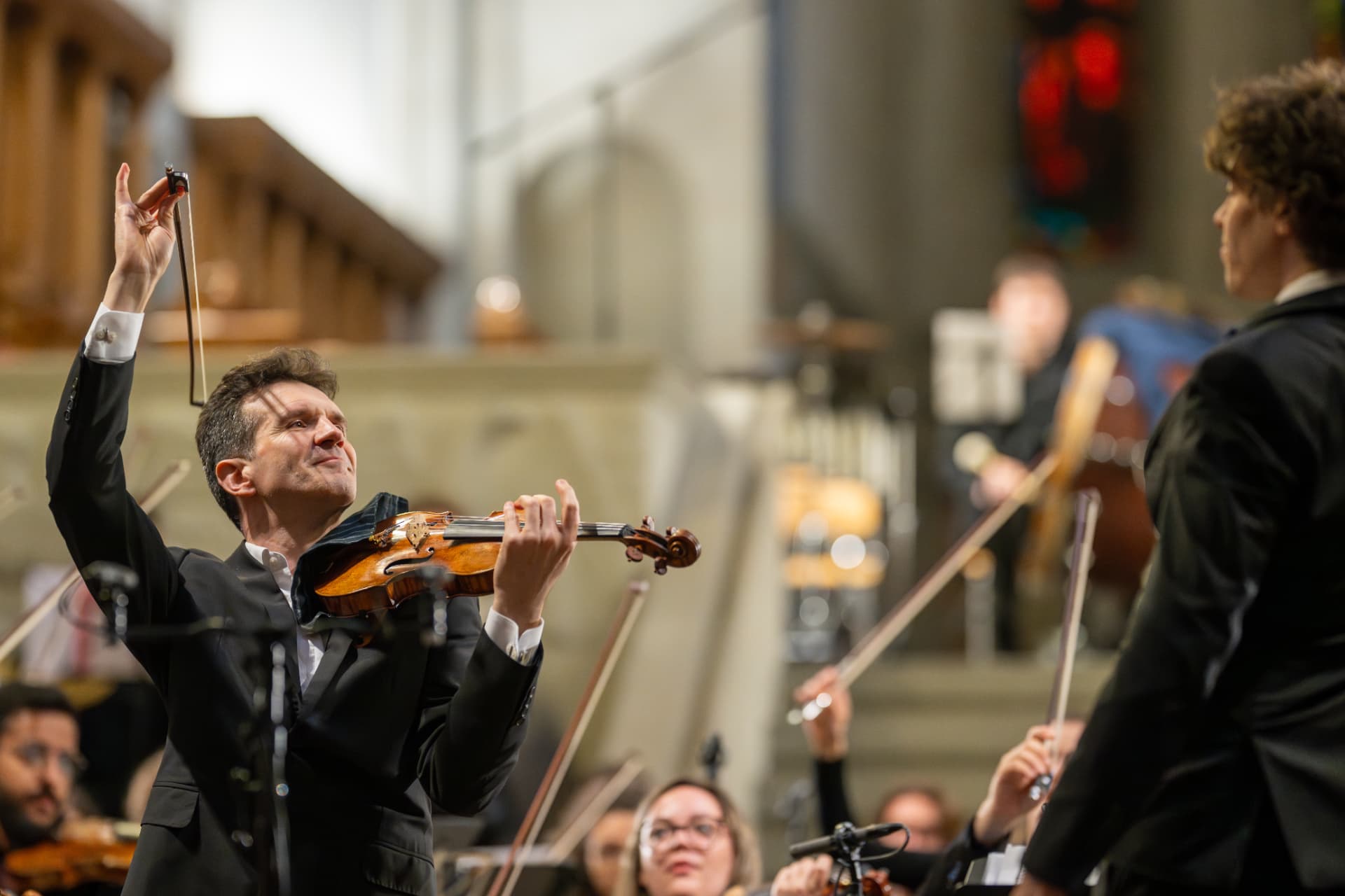 Soloist with violin in concert in the church space