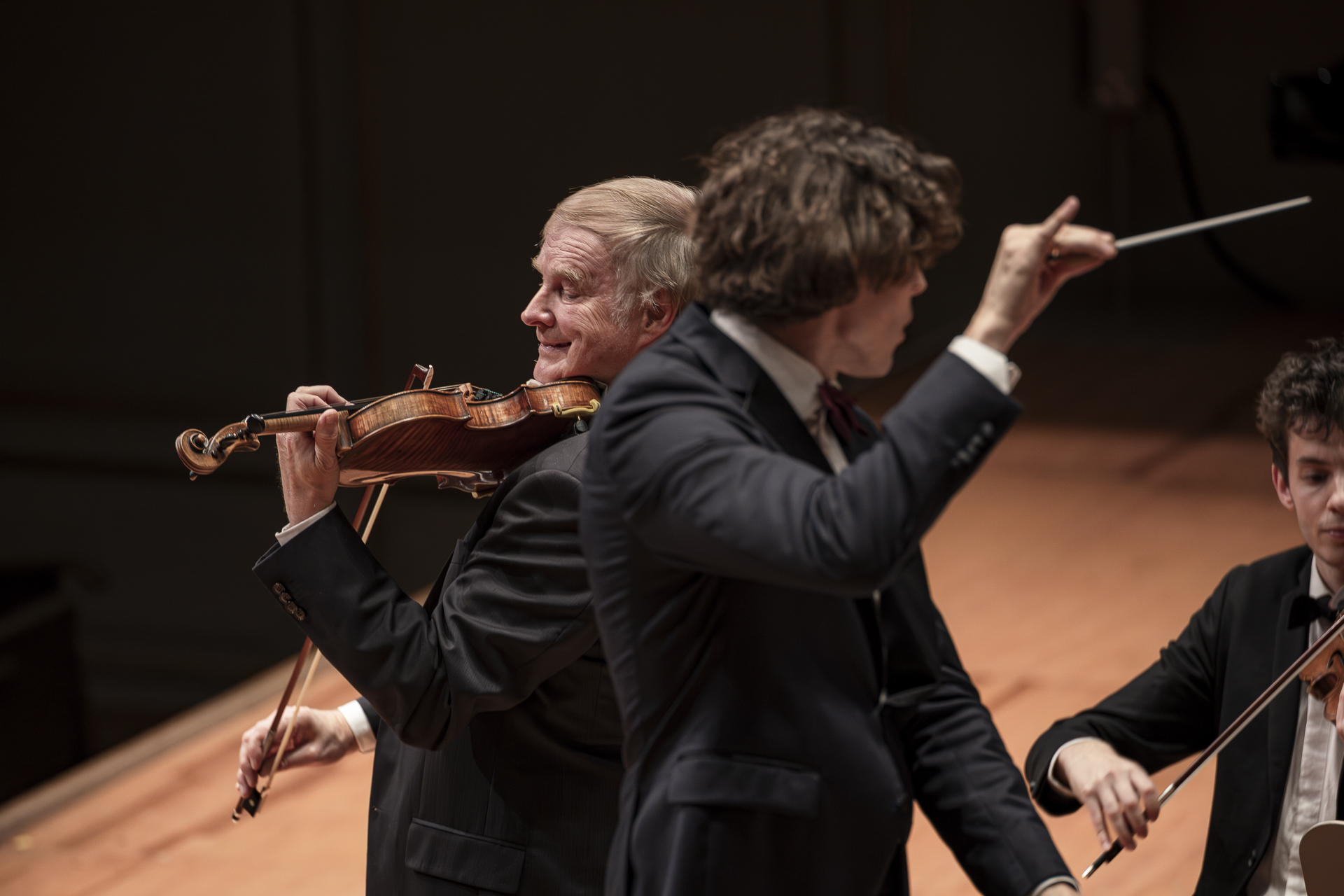 Kevin Griffiths conducting beside the concertmaster – «Mephisto»