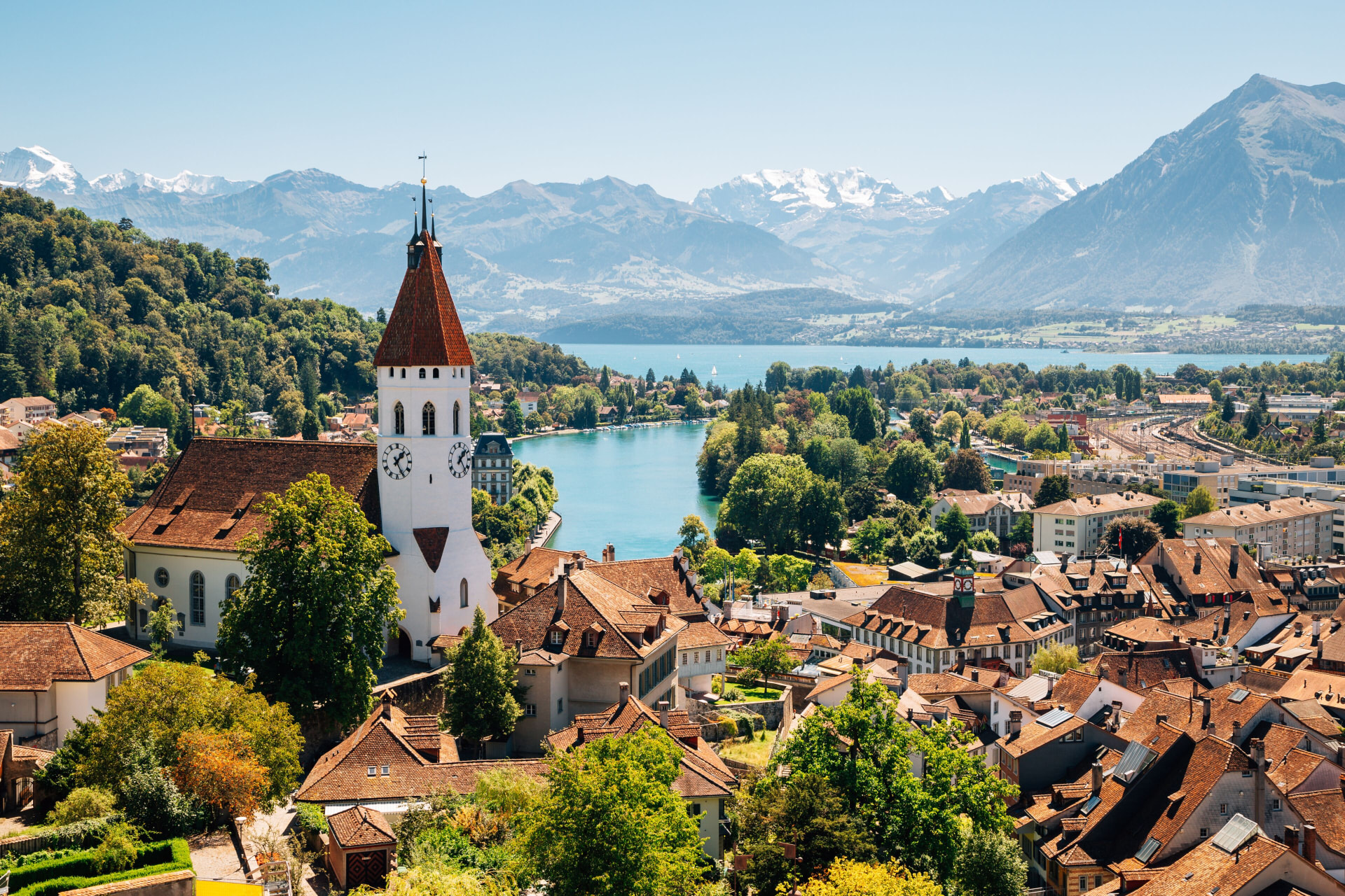 Stadtkirche Thun und Thunersee am Tag