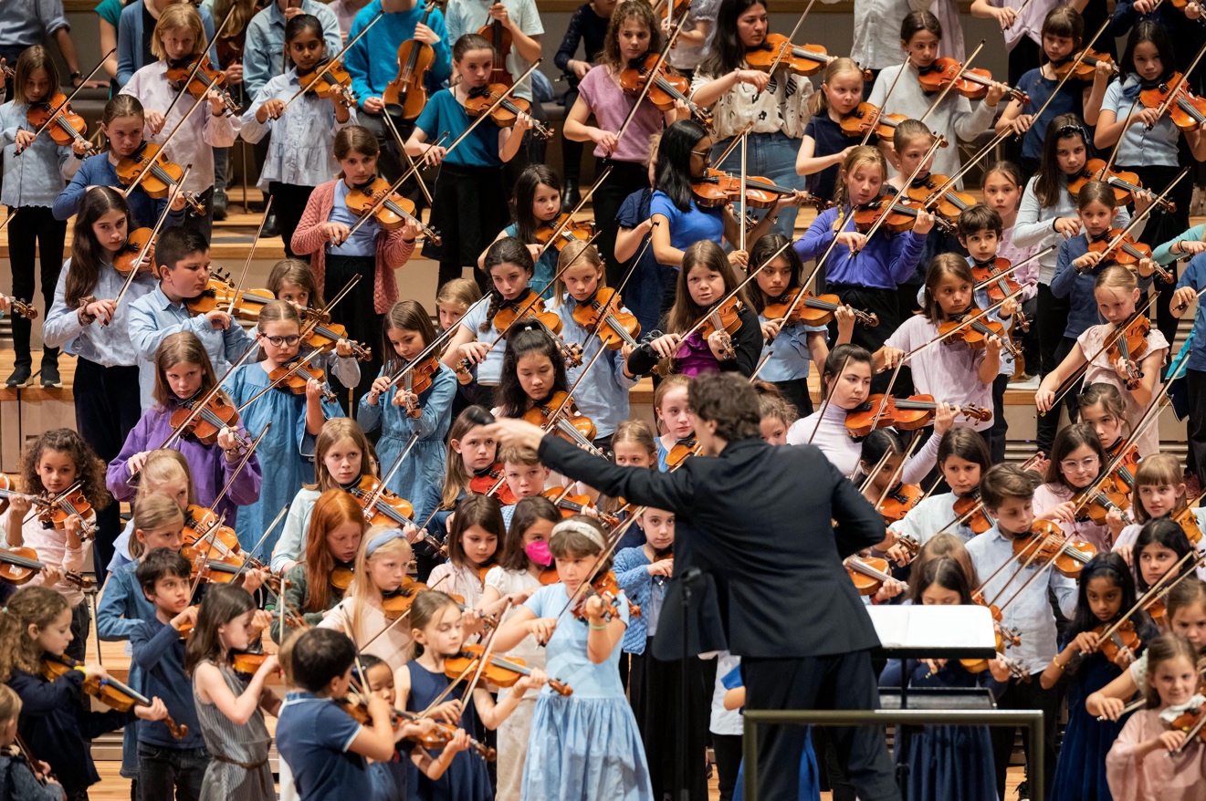 Grosses Kinderorchester in der Tonhalle Zürich